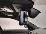【ミラー内蔵ETC】BMWのETCシステムはルームミラー内蔵型となります。ルームミラー配置により収納スペースを確保しています。