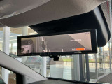 スマートルームミラーは、車両後方に設置されたカメラの映像を、ルームミラーに映し出すことで、死角をなくし、安全性を向上させることができます。また、夜間や雨天時でも、クリアな映像を映し出すことができます。