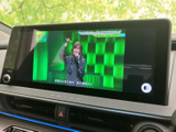 テレビ番組を画面で視聴でき、停車中の待ち時間を過ごす際にも便利です。映像が大きく表示されるため内容を確認しやすく、車内でのひとときを彩ります。