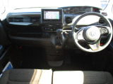 運転席と助手席は、ベンチシート仕様です。