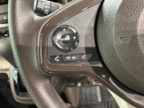 ステアリングにオーディオ操作スイッチが付いています。オーディオ画面に直接タッチしなくても操作が出来ますので、運転に集中できます。