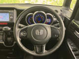 手元にオーディオ操作用のスイッチを備え、視線を大きく移さずに操作しやすい配置です。メーターも正面に収まり、運転中に確認したい情報へ自然に目を向けられる運転席です。