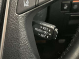 クルーズコントロール機能が付いています。 速度を設定するとアクセルを踏まなくても一定の速度で走ることができます。  高速道路ではとても便利な装置なんです。