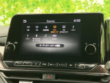 ラジオやテレビ、USB、Bluetoothなど複数の音源が一覧で表示され、使いたい項目を選びやすい画面です。お好みの音源に切り替えて、通勤や遠出の移動時間を楽しめます。