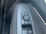 電動格納式ドアミラーです。自動格納コントローラー付きで、ドアロックすると閉じてエンジンがかかると開きます。ドアロックの状態もひと目でわかるスグレモノです。