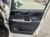 運転席のドアの内張りです。窓のスイッチがまとめて付いていて、運転席から全部の窓を操作できます。