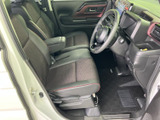 運転席と助手席が並ぶ前席は、中央のアームレストや足元のスペースも確認できます。落ち着いた色合いのシートで、乗り降りの際にも室内全体を見渡しやすい配置です。