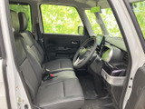 前席は視界が広く、運転席と助手席の間にもゆとりを感じる空間です。シートや足元の様子も確認しやすく、毎日の移動に使いやすい室内です。