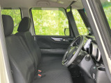 大きな窓から外の様子を確認しやすく、運転席まわりも見渡しやすい配置です。ゆったりしたシートと落ち着いた色合いで、毎日の移動も心地よく過ごせます。