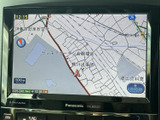 道路や周辺施設を地図上で確認でき、現在地を把握しながら目的地までの移動をサポートします。縮尺表示もあり、行き先の確認やルート選びなど、初めての場所へのお出かけにも役立ちます。