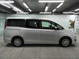 両側パワースライドドア付きだから、狭い駐車スペースなどでの 乗り降りラクラク!小さなお子さまのいるご家庭には嬉しい装備。