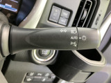レバーには操作位置を示す表示があり、必要な機能を目で確認しやすい仕様です。ステアリング近くに配置されているため、運転席で手元を確認しながら扱える便利な装備です。