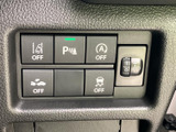 運転席まわりに複数のスイッチをまとめ、表示やマークから機能を見分けやすい配置です。必要な操作箇所を確認しやすく、日々の運転をサポートします。