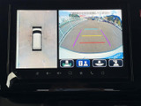 後方の映像に加えて車両周囲の状況も画面で確認でき、駐車時の位置合わせをサポートします。ガイド線も表示されるため、周囲を確認しながら操作できます。