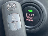 【アドバンストキー】カバンやポケットに入れたままでもドアの施錠・解錠が可能なスマートキーを装備。エンジンのオン・オフ時もカギを取り出す必要が無いからとっても便利です♪