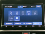 AM・FMやディスク、テレビ、Bluetoothなど、複数の音源を画面から選べます。使いたいメディアを一覧で確認でき、日常の音楽再生にも便利です。