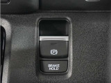 電子制御パーキングブレーキ搭載で指一本で簡単に操作することができます。さらに停車中に、ブレーキペダルを踏み続けなくても、自動的にブレーキを保持する機能である、オートマチックブレーキホールド付きです。