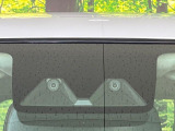 【スマートアシスト】走行中に前方の車両等を認識し、衝突しそうな時は警報とブレーキで衝突回避と被害軽減をアシスト。より安全にドライブをお楽しみいただけます。