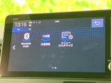 Bluetooth Audioや交通情報などの選択肢が画面に並び、タッチでメニューを確認できます。表示が整理されており、目的の項目を探しやすいオーディオ画面です。