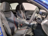 【コックピットシート】BMW車の主役席。車体中央にくる様に配置し車両重心とが一致する事でドライバーと車との一体感あるドライビングを実現。人間工学に基づき形成した形状が長時間のドライブ疲労も軽減します!