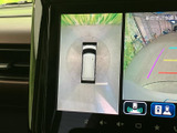 車両周囲を俯瞰した映像と後方の映像を画面で確認でき、駐車時の周囲確認をサポートします。ガイド表示も備わり、狭い場所での車庫入れや切り返しの際に役立つ便利な装備です。