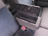 運転席と助手席の間には、蓋付きタイプのコンソールボックス。肘掛けにもなるので、便利です。
