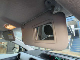運転席のサンバイザーです。開けるとバニティミラーがあり、身だしなみを確かめられます。