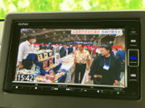 テレビ映像を表示でき、停車中の休憩時間などに番組を楽しめます。画面には放送内容が表示され、車内で過ごす時間の選択肢を広げてくれる装備です。映像視聴は停車時にお楽しみください。