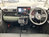 運転席まわりはメーターや画面が見渡しやすく、前方の視界も開けた印象です。座席にはゆったり腰掛けられ、手の届きやすい収納も備わるため、毎日の移動を快適に支えます。