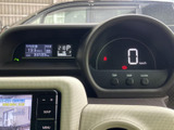 速度や燃費、走行距離などの情報を前方の表示で確認でき、運転中も必要な情報を把握しやすい配置です。シンプルにまとまった表示で、日々の運転を落ち着いてサポートしてくれます。