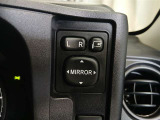 格納式リモコンドアミラースイッチ。狭い駐車場などの利用の際、運転席でドアミラーを格納でき便利です