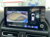 周囲の映像に加えて車両位置のイメージも表示され、駐車時の周辺確認をサポートします。画面の案内を参考にしながら、狭い場所での駐車や切り返しにお役立てください。