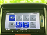 FM/AM、Bluetooth Audio、1SEGなど複数の音源が一覧で表示され、使いたい項目を選びやすい画面です。日常の移動中も、好みに合わせた音楽やラジオを楽しめます。