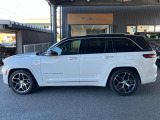 【ホイールアーチ】台形ホイールアーチはJeep伝統のデザインです。採用している理由は諸説ありますが、オフロードを走行する際にタイヤとボディが干渉しあわないよう配慮した作りにするためとなります。