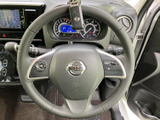 手元にスイッチを備えたステアリングで、運転姿勢を保ちながら各種操作にアクセスしやすい仕様です。メーターも視界に入り、前方を意識しながら運転に集中しやすい配置です。