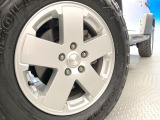 ●純正18インチアルミホイール:輸入車ならではの卓越した走りを支えるホイールと足回りです!日本車の走りに慣れている方にもぜひ体感して頂きたいほど、高いレベルでまとまっていま