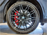【BMWアロイホイル】軽量かつ強度に拘ったアロイホイル。走行性能ポテンシャルを引き出す設計。車の足元を引き締めてくれる大きなポイントはアロイホイルです。