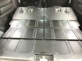 後部座席を倒すとかなりの広さがあり大きな荷物もラクラク積めますよ!