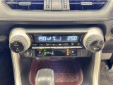 デュアルオートエアコン付きです。運転席・助手席でそれぞれ吹き出す風の温度や風量など自動調整してくれます。