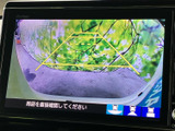 後方の様子を画面で確認でき、目安となるガイドラインも表示されます。駐車時に周囲の状況を確かめる助けとなり、車庫入れや幅の限られた場所での取り回しをサポートする便利な装備です。