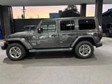 Jeep伝統の台形ホイールアーチです。