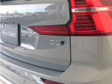 【B5 AWD】ブレーキエネルギー回生システムなど、先進の環境技術により、高い効率性も実現しています。また、高い走行安定性とトラクション性能を発揮するAWD機構を備えています。