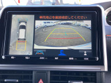後方の映像に加えて車両周辺を上から見た表示もあり、駐車時の位置確認を助けてくれます。画面のガイド線も目安にでき、後退時の安全確認をサポートします。