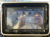 iPodやUSB、Bluetooth AUDIO、ラジオなど、複数の音源が画面に表示されています。聴きたい音源を選びやすく、日々の移動時間を快適に過ごせます。