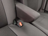 フロントシートにはセンターアームレスト付き、長時間の運転で疲れた腕を乗せてください。