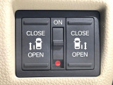 【両側パワースライドドア】スマートキーや運転席のスイッチで後席両側スライドドアの開閉が可能♪電動だから力を入れてドアを開ける必要が無く、小さなお子様でも簡単に開け閉めでき快適です♪