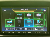 画面には交通情報やラジオ、テレビ、電話などの項目が表示され、用途に応じて選びやすい構成です。タッチ画面と下部のボタンで操作を確認できます。