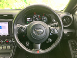 握ったまま手元のスイッチにアクセスしやすく、運転中に視線を大きく移さず各種操作を行えます。メーターの確認もしやすい配置で、日々の運転を便利に支えてくれます。