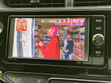 テレビ番組を画面で視聴でき、停車中の待ち時間などにもお楽しみいただけます。音量つまみやメニュー操作部が画面の近くにまとまり、使いたい項目を確認しやすい配置です。