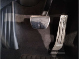 ペダル】BMWはオルガン式アクセルペダルを採用しています。踏み込む足とペダルが同じ軌跡を描くため、かかとがずれにくく、アクセルコントロールがよりしやすくなるメリットがあります